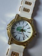 Biało-złoty zegarek Lacoste z kryształkami na silikonowym pasku