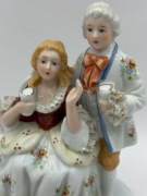 Porcelanowa figurka przedstawiająca parę dworską w stylu rokoko