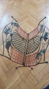 Gazetnik metalowy z rattanem