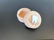 Malutkie drewniane pudełko do przechowywania ząbków mlecznych