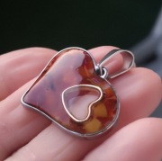 Piękna zawieszka, srece w sercu. Bursztyn 