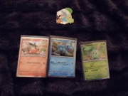 Pokemon tcg: zestaw 3 karty promo + pin