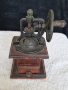 Młynek do ziaren niby ozdobą a jednak coś tam mieli ręcznie.