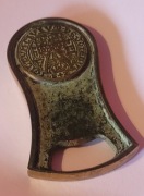 Kolekcjonerski mosiężny otwieracz do butelek . Ilustracje wieża i pieczęć. 