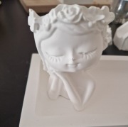 Figurka małej dziewczynki świecznik