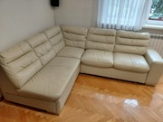 Kanapa wypoczynkowa rogowa z ekoskóry beżowej.