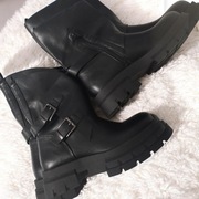 Botki czarne na platformie 36 z klamrą 