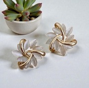 Kolczyki sztyfty kwiatki z opalem złote – eleganckie