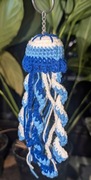 Piękna niebieska ręcznie robiona meduza z Himalajów - brelok