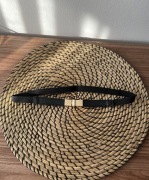 Czarny Gumowany pasek z złotą klamrą