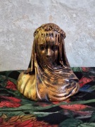 Rzeźba Kobieta z woalką wys. 8,8 cm