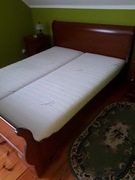 Drewniane łóżko Bydgoskie Meble + 2 materace sprężynowe Koło (160 cm)