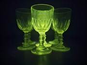 Kieliszki manganowe, szlifowane,  do likieru,  100 lat.