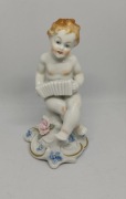Putto- figurka porcelana szkliwiona, sygnatura Schaubach Kunst, h=12cm