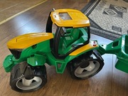 Duży traktor z przyczepą 