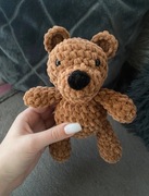 Mały brązowy miś wykonany na szydełku 