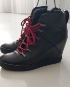 Sneakersy na koturnie Carinii 39 czarne