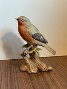 Figurka ptaka rudzik ceramiczna  na gałęzi – malowana