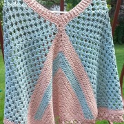 Ponczo ręcznie robiono na szydełku.  