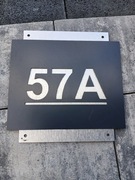 NOWOCZESNA TABLICZKA ADRESOWA Z NUMEREM DOMU 57A 25x25cm | SREBRNA ANTRACYT