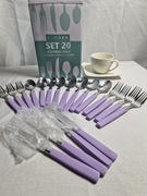 Fioletowe sztućce ANNOVA – stolik w pełnym stylu 