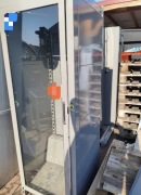 Przeszklona szafa stojąca z półkami