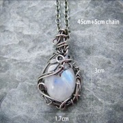 Naszyjnik z kamieniem księżycowym