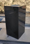 Wazon granitowy nagrobny kwadratowy Szwed