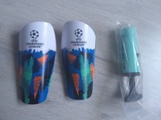 Ochraniacze na piszczele + pompka do piłki UEFA Champions League rozmiar S