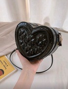 Torebka lakierowana w kształcie serca 