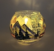 Ręcznie malowany szklany świecznik z motywem gór i zimowej wioski. 12 cm