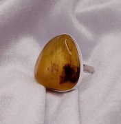 Srebrny pierścionek z bursztynem