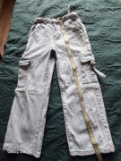 Spodnie jeansowe z kieszeniami. 