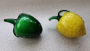 Dekoracyjne szklane owoce, cytryna i zielona truskawka  