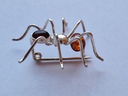 Srebrna broszka z bursztynami pr 925