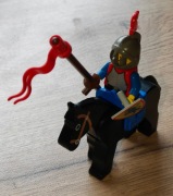 Lego Castle rycerz cas189 + koń, siodło, tarcza, miecz, kopia, flaga zbroja