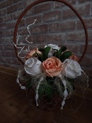 Kosz kwiatowy Kwiaty z bibuły krepy róże 