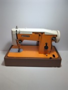 Maszyna do pisania Łucznik Predom 466 + etui