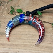 Lunula czakralna, orgonit - wisior z żywicy, lapis lazuli i smagliczka