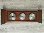 Barometr w drewnianej oprawie.