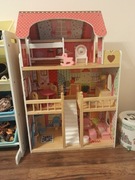 Drewniany  piętrowy domek dla lalek z mebelkami i balkonem