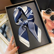 Luksusowa jedwabista apaszka w kwiaty