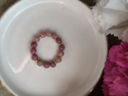 Pierścionek z rodonitu ze złotym akcentem 