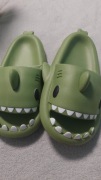 Klapki zielone rekiny 