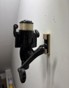 Uchwyt na kołowrotek wędkarski uniwersalny mocowanie na ścianę kołowrotka