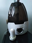 Nawilżacz powietrza marki MALATEC z dyfuzorem zapachu. Kolor biało czarny.