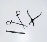 Zestaw profesjonalnych narzędzi do piercingu – Stal chirurgiczna