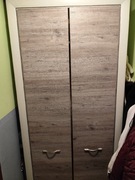 Szafa dwudrzwiowa w kolorze jasnego drewna 