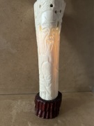 rzeźba w kości, mędrzec plaskorzezba figura, drewniana podstawa 20 cm