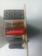 Moduł szybkiej ładowarki telefonu USB 20W z niebieskim wyświetlaczem LCD.